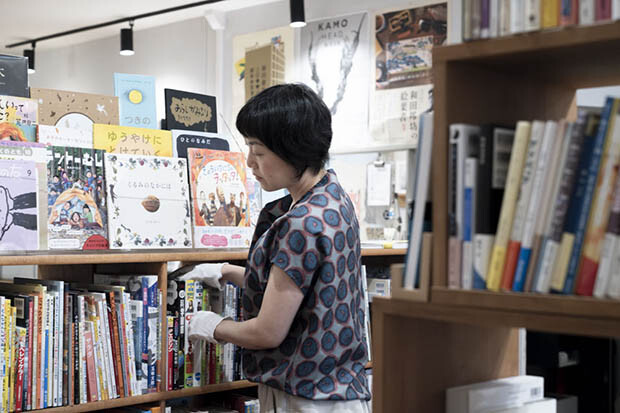 絵本・育児関連の棚を担当している、妻・涼子さん。