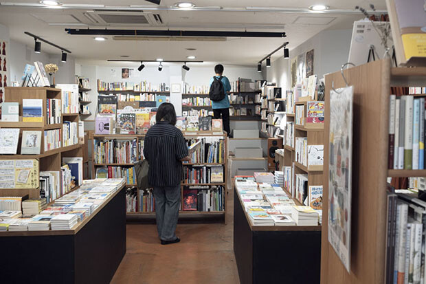 たくさん本が並ぶ店内