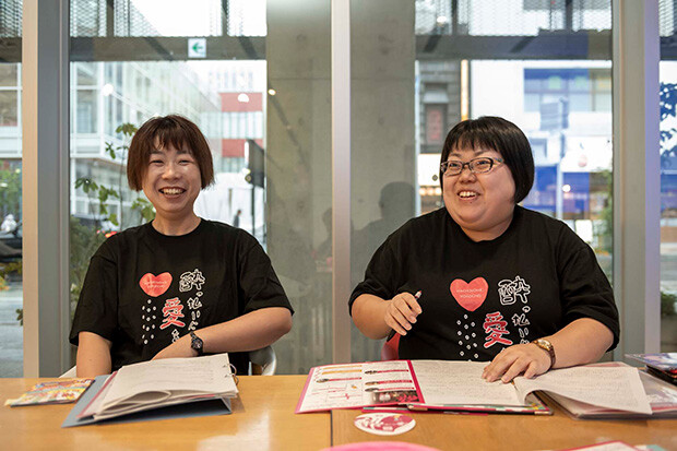  左から、坂本淳美さんと寺地菜摘さん。八戸ポータルミュージアム〈はっち〉にて。
