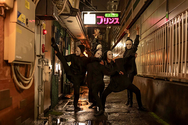 長横町れんさ街でポーズをとる〈DANCE WAG〉のメンバー。