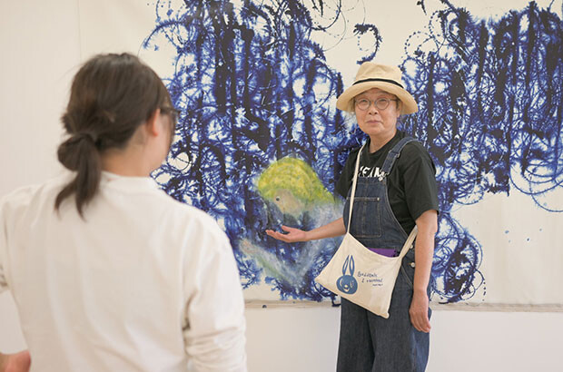 昨年、井上さんが娘さんと一緒に美流渡を訪ね、MAYAさんの作品に触れた。（撮影：井上岳一）