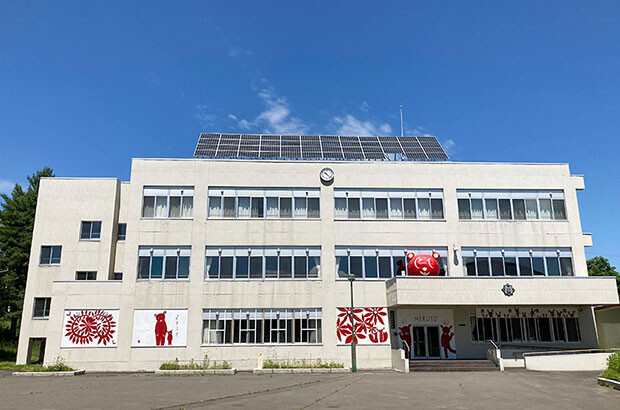 近隣の旧美流渡中学校で展覧会などを開催してきた。この学校も改修問題で揺れており、活動は転機を迎えている。