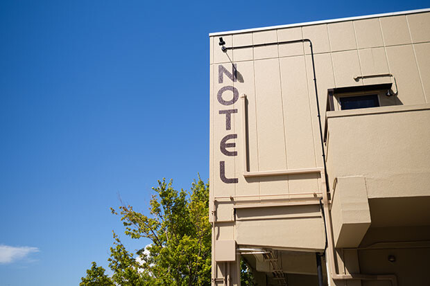 2024年８月23日、NOTELオープンの日。真っ青に晴れ渡った夏空とNOTELのロゴが入った建物。