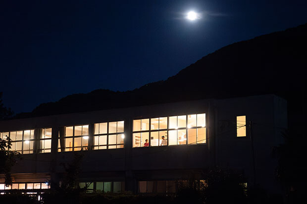 明かりが灯ったNOTEL。静かな夜の時間が過ぎていきます。