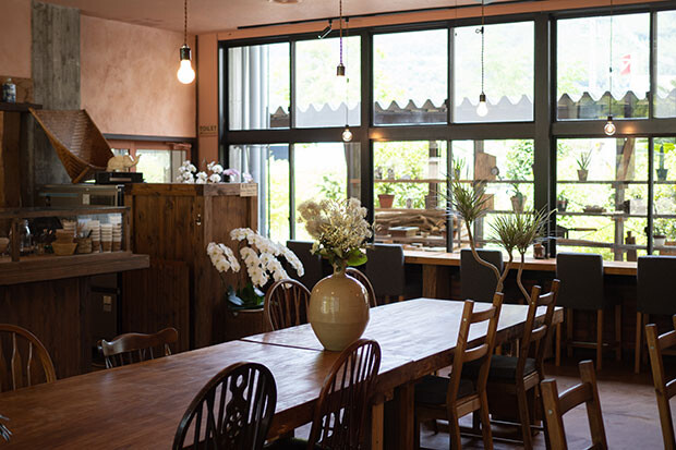 カフェの営業時間中は、店内でチェックイン手続きをしていただきます。