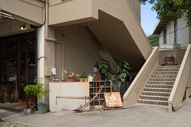 階段を登ると、宿泊者用の玄関があります。
