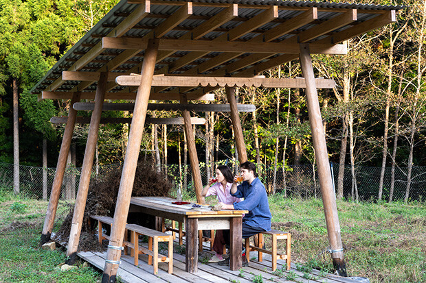 ご近所の方々や友人を招いて、ホームパーティーをすることも。〈丹生川上神社〉の鳥居からインスピレーションを得た東屋は、フィリックスさんが友人の手を借りて、地元の木材を使用し建てたもの。「日本の美しい建物、美しい木材への愛と感謝、敬意を示しています」とフィリックスさん。