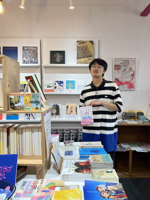 『本を読んだことがない３２歳がはじめて本を読む』を持つ中田さん。