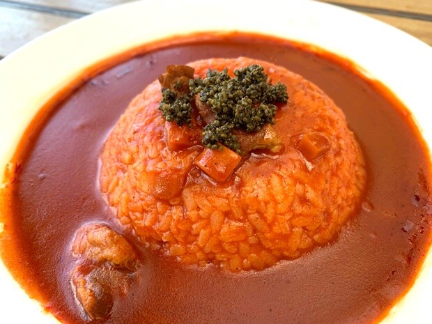 とんぶりをトッピングした「コキアカレー」900円。