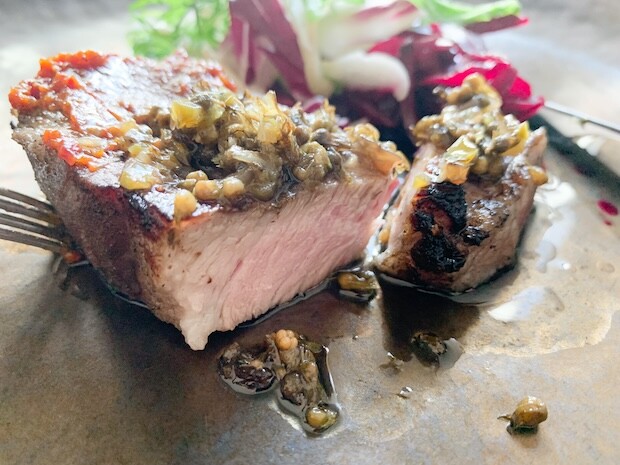 断面を見ると角が立ち、肉の繊維が毛羽立つこともなくシャープな切れ口。