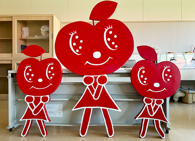 このイベントのために制作したアップルちゃんパネル。これまでMAYAさんは赤いクマをこの地域のトレードマークとして描いてきたが、そこにリンゴも加わった。