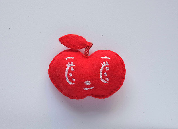 みる・とーぶメンバーで布小物を制作する〈へんぺこ〉が、MAYAさんのアップルちゃんをブローチに仕立てた。