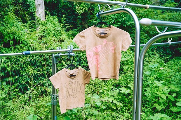 外に干してある2枚のTシャツの写真。