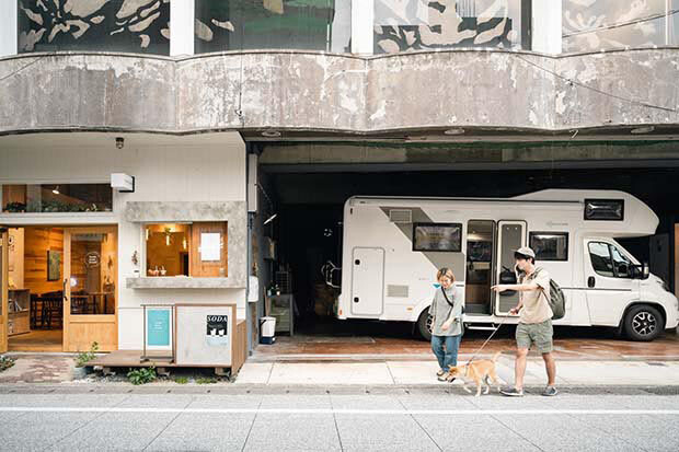 ペット連れでもキャンピングカーなら移動も宿泊も自由に旅を楽しめる。