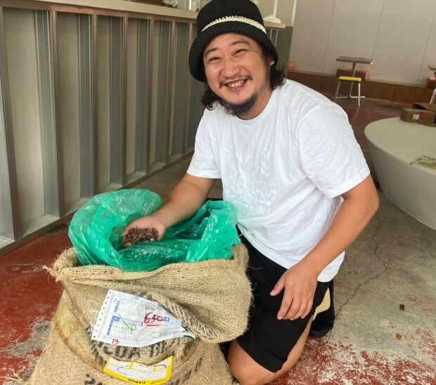 仕入れたカカオ豆から熟成していないものや虫食いなどを手作業で取り除く。