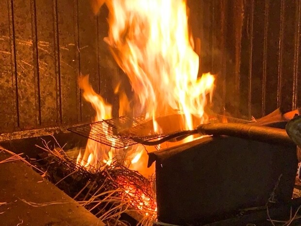 隣に職人さんがいるので焼き加減を見てもらえる。