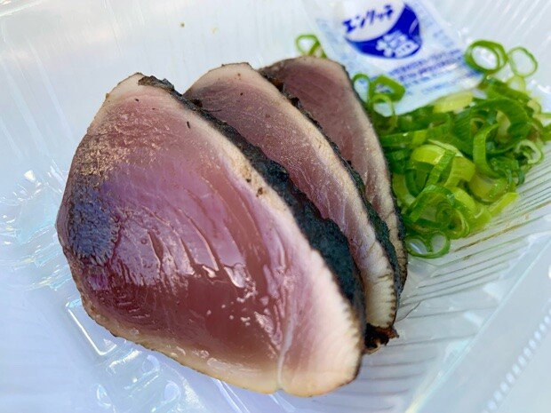 お土産でもらったかつおのたたき（塩つき）。