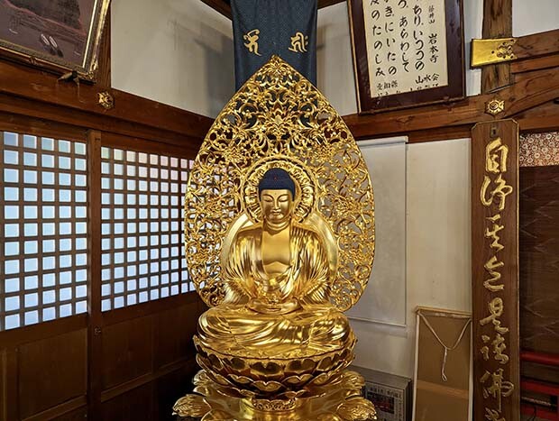 黄金に輝く薬師如来