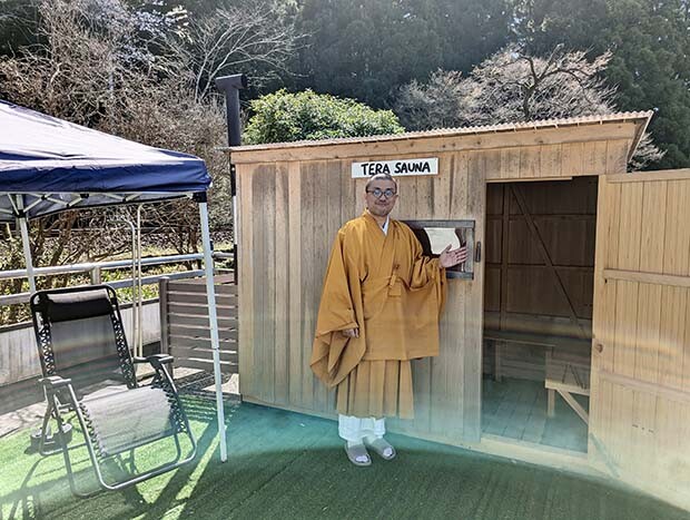 31代住職・窪さん。宿坊に設けた寺サウナ前にて