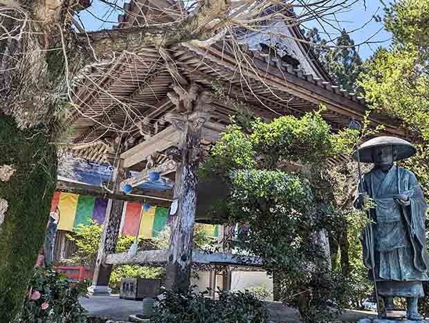 〈岩本寺〉境内