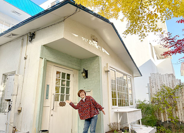 円山は閑静な住宅街でこだわりのカフェやショップが点在。〈ポンピイェハウス〉は一軒家の１階をショップとカフェ、２階をギャラリーとして改修した。入り口に立つのはすずきももさん。