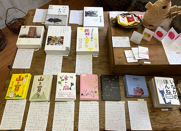 これまで制作した本を並べた。手書きで解説をつけた（ちょっと暑苦しい感じ……）。