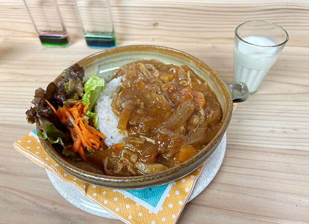 カフェスペースでは、じっくり煮込んだハヤシライスやドライカレー、パンプレートなどが楽しめる。かぼちゃぜんざいや本日のケーキなども。