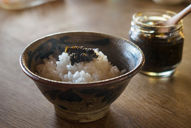 しその実の醤油漬けをのっけたご飯