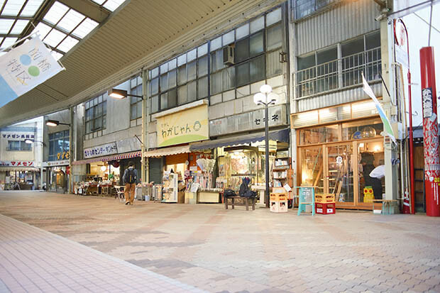 弁天通り商店街。
