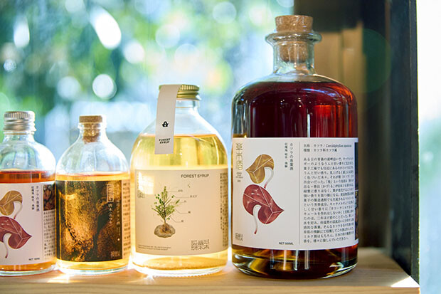 右／落ち葉酒（小2500円）、右から２番目／草木蜜フォレストシロップ（2350円）。