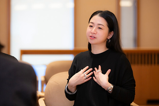 おふたりから見た小池さんは、「妖精みたいな人（笑）」。「フットワークが軽く、知識が豊富で、『新商品出したんだね』『この前こういうことやったでしょう』といつでもちゃんと見てくれている感じがします」（有紀さん）