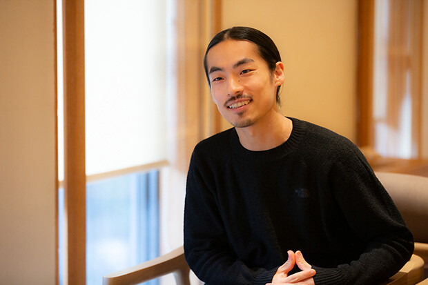 移住前に城崎に住む知人の家や、空いた旅館の寮に泊まらせてもらったという井上夫妻。そこで、温泉街の大通り沿いはカランコロンと甲高く響く“下駄”の音が夜遅くまで響くことに気づき、人通りが少ない木屋町小路の裏側に住居兼店舗を構えることにしたのだという。ホームステイがお試し移住になった例だが、移住後のミスマッチを起こさないヒントになるかも？