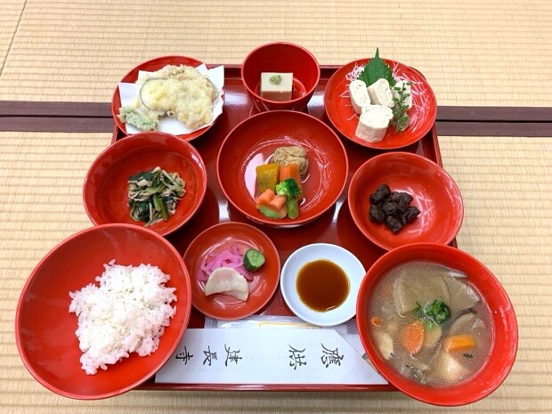 そのほかにも、刺身湯葉や精進揚げ、胡麻豆腐などの精進料理も味わえました。