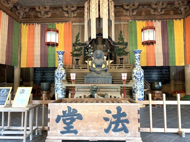 法堂は住職が説法するための場所だった。今はお参りできるよう、千手観音さまと釈迦苦行像が置かれている。