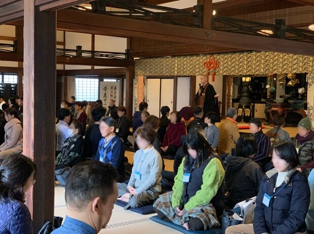 坐禅は僧侶が近くにきたら、手を合わせて頭を下げると叩いてもらえます。