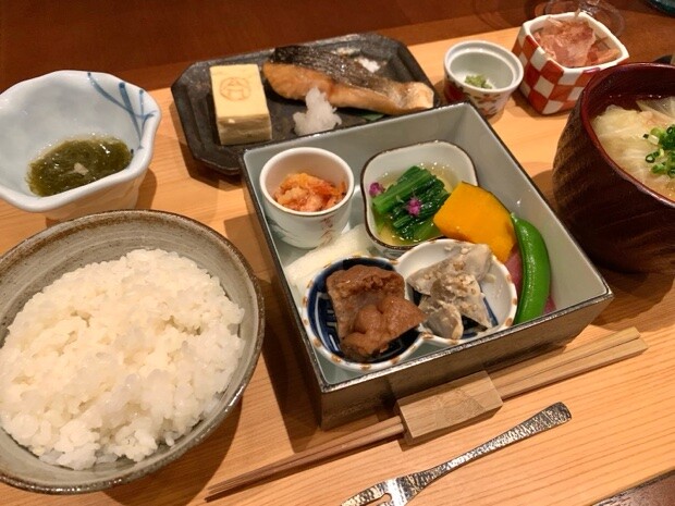 季節の魚や炊きたてのごはんなど自然豊かな環境で味わう朝ごはんは格別。