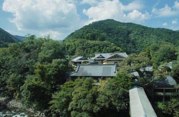 離れた場所から見ると自然豊かな場所だということがわかる。