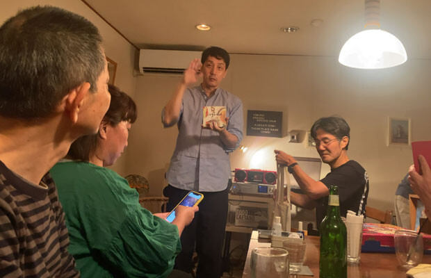 弦楽トリオ〈ショーロクラブ〉の新作CDを手に、イベントの告知をする店主の卜部一（うらべはじめ）さん。カルトーラでは時々ライブも行われている。