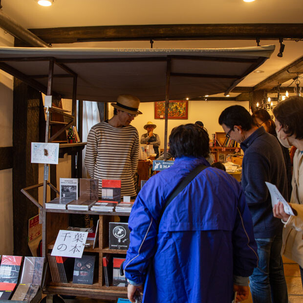 お客さんのもうひとつの楽しみは出店者との会話。それぞれ異なる個性を放つブースの店主たちが笑顔で迎えてくれる。（撮影：andH&M）
