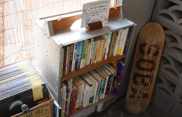 おいしい蕎麦を提供する富津金谷駅前の〈SANGA Soba & Coffee STAND〉では、オカモチを使って本棚がつくられている。最高。