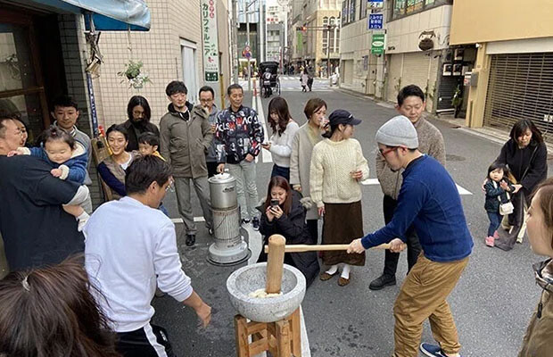 ほしや主催の新春餅つき大会の様子。
