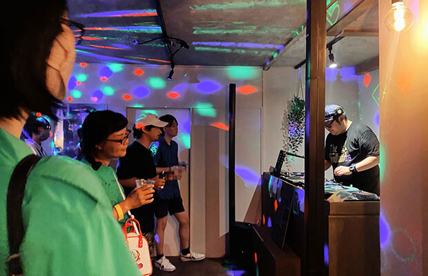 DJブースを設置し、開催された「お洒落ロック」。