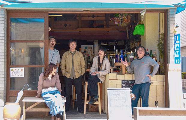 左下から、〈ゆいろ〉岩瀬友理さん、〈ほしや〉佐藤シュンスケさん、殿塚、〈MA+OI〉片桐結さん、岸野雄一さん。KAMINARIは単なるリノベーションスペースを超え、多くのクリエイターたちの活動拠点、ひいては浅草のクリエイティブなハブとしてあり続けるでしょう。