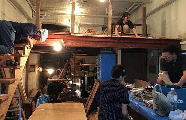 「店全体の空気をつなげたい」という構想から、倉庫の中２階の床の一部を壊し、中心に吹き抜けをつくりました。１階と２階の架け橋として階段を設置、上は畳の座敷、下にはバーカウンターを設置。