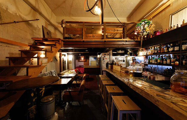 完成した〈ほしや〉。バーカウンターと階段には花巻の小友材木店からいただいた立派な一枚板が使われており、「据えつけたときの感動は何年経っても思い出せる」と山本さん。