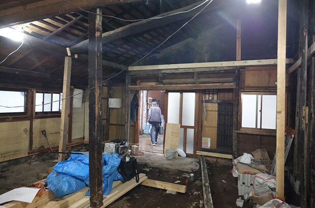 ここから出た廃材は、手作業で路地の外まで運びました。