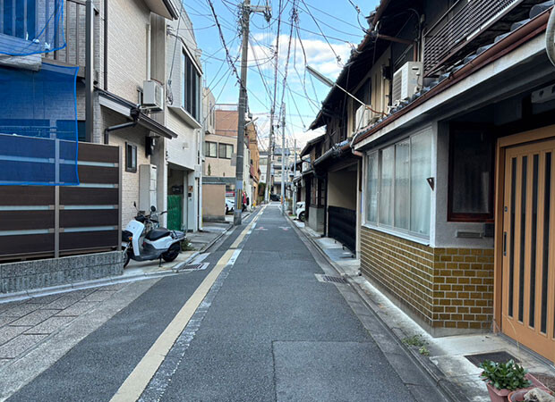 〈仏光寺の家〉の近隣のまち並み。（撮影：阿部彩音）