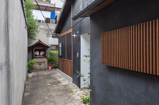 路地からみる。この街区を見守るお地蔵様が鎮座しています。大切にお祀りされています。（撮影：松村康平）