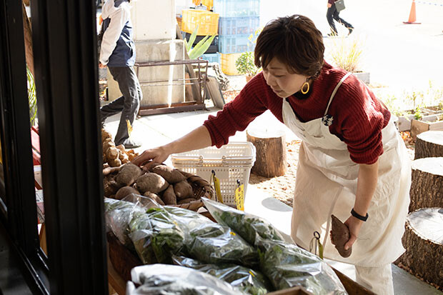 この秋に収穫した「紅はるかサツマイモ」をかごに盛る。この前日、家族が熱を出したりして、大変だったなぁ（もう遠い思い出）。