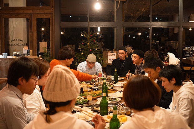 みんなで夜ごはん。やっぱり食卓をともに囲むということが、私たちが大切にしたいこと。こうしてつながりが深まっていくと思っています。